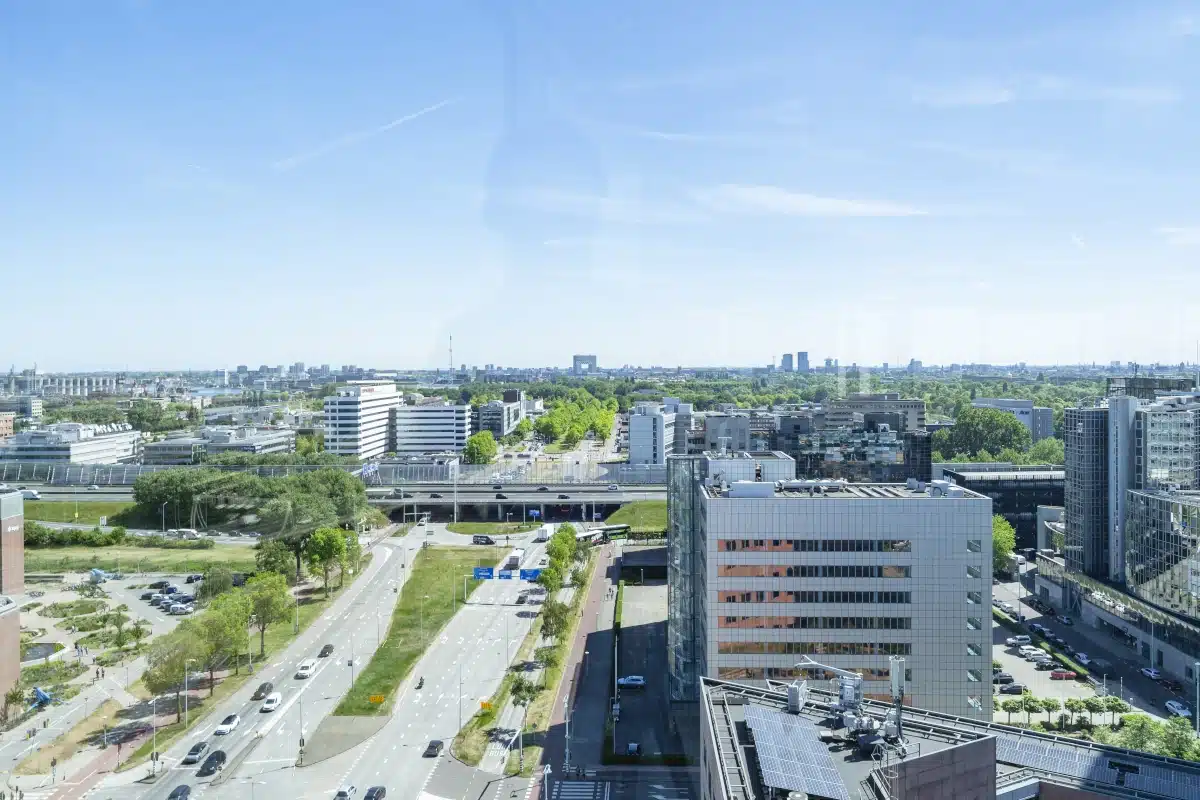 Blick aus dem Büro auf die Skyline und Straßen von Amsterdam im Bright Offices