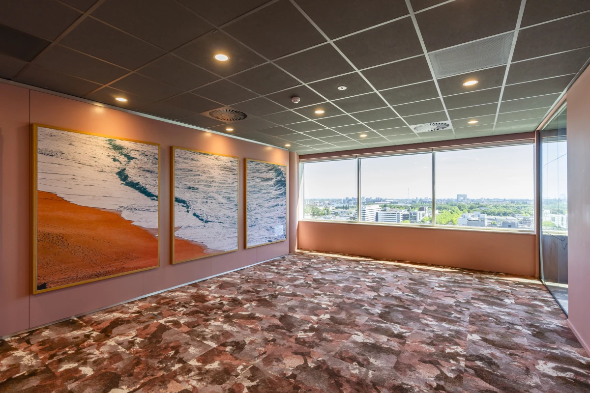 Bürofläche mit drei großen Kunstbildern und weitem Ausblick im Bright Offices Amsterdam