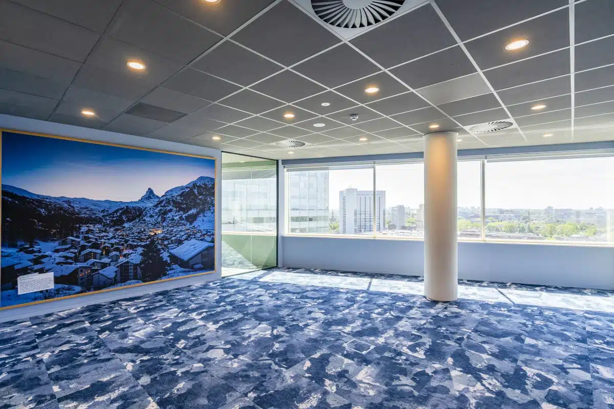 Helle Bürofläche mit großem Wandbild und modernem Teppich im Bright Offices Amsterdam
