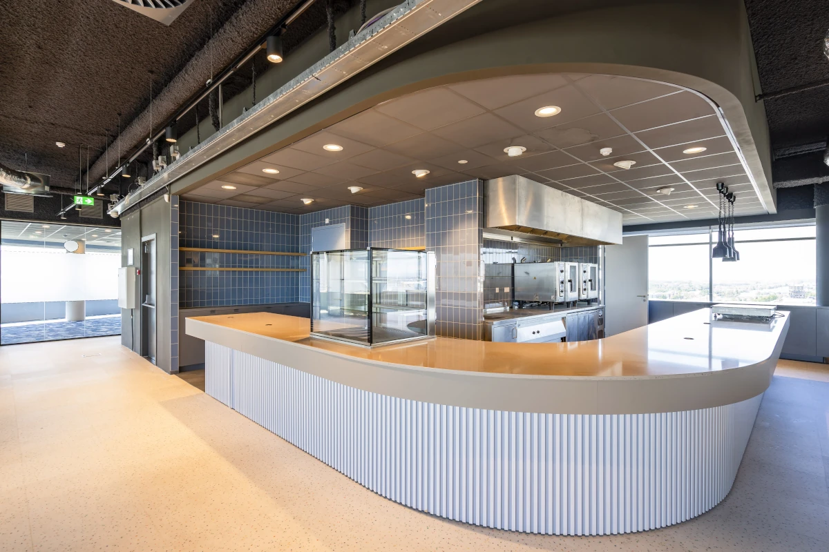 Moderne Küche mit Kochinseln und Edelstahlgeräten im Bright Offices Amsterdam