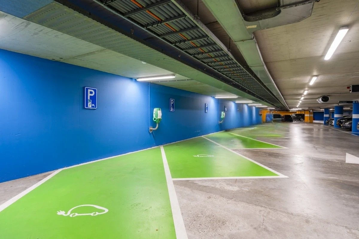 Tiefgarage mit grünen Parkflächen und Ladestationen für Elektroautos im Bright Offices Amsterdam