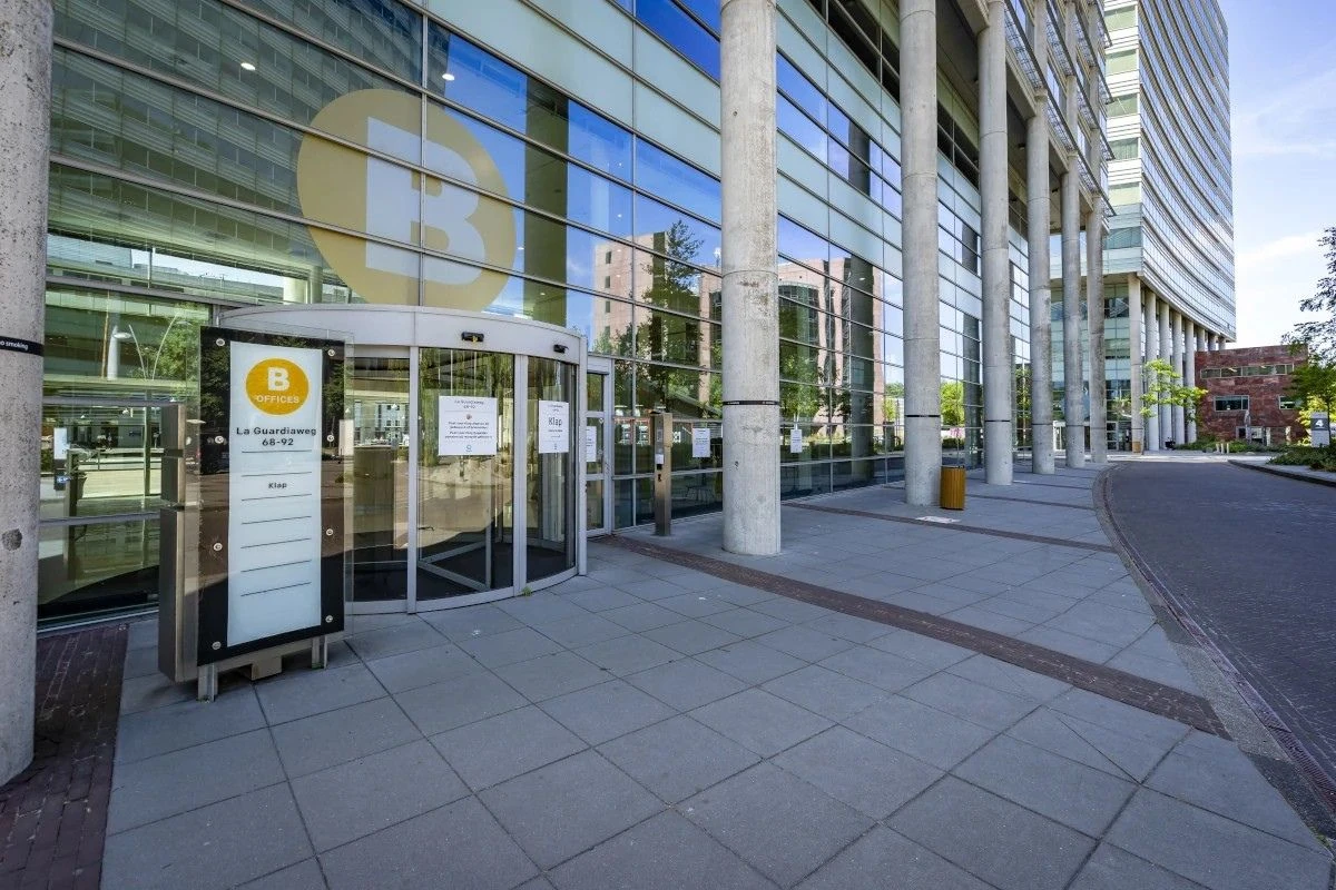 Moderne Glasfassade des Bright Offices Gebäudes in Amsterdam