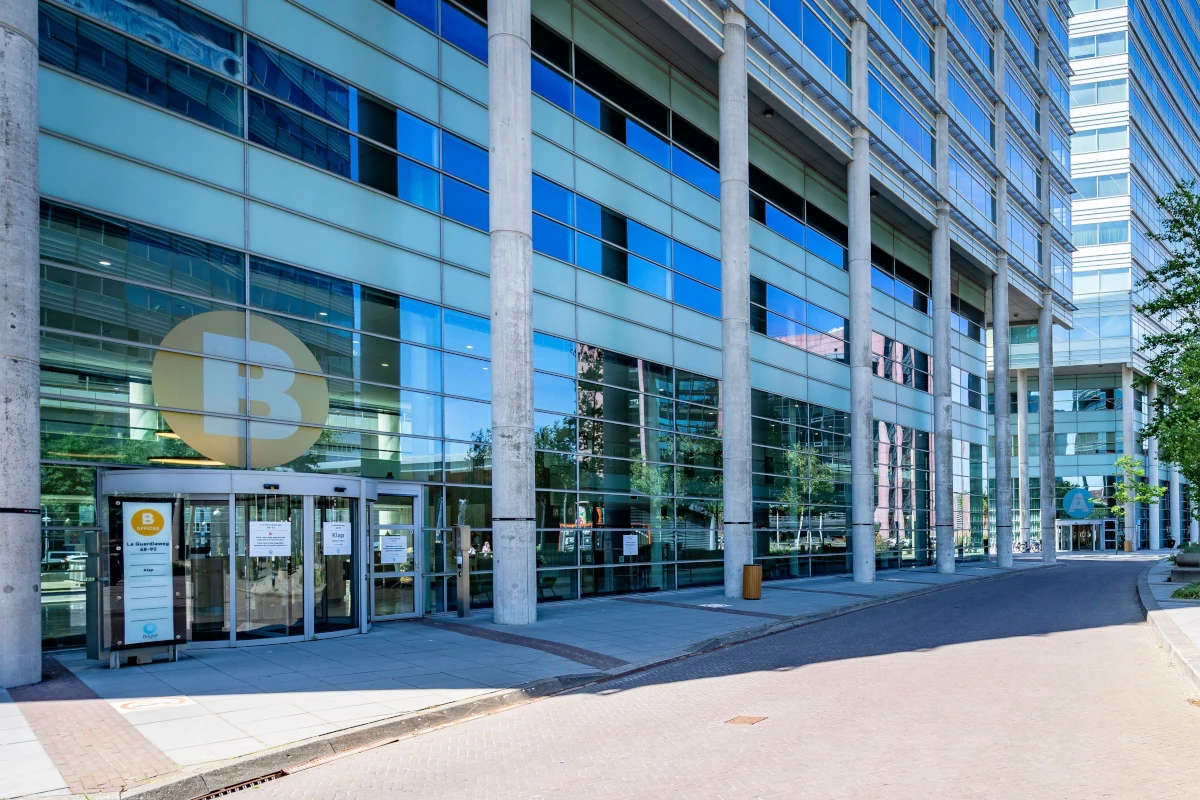 Moderne Glasfassade des Bright Offices Gebäudes in Amsterdam