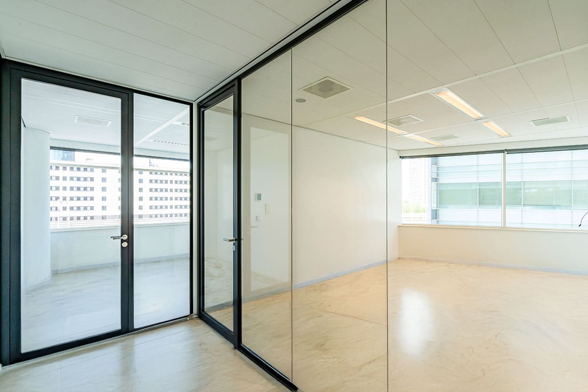 Helle Bürofläche mit Glaswand und hellem Boden im Bright Offices Amsterdam