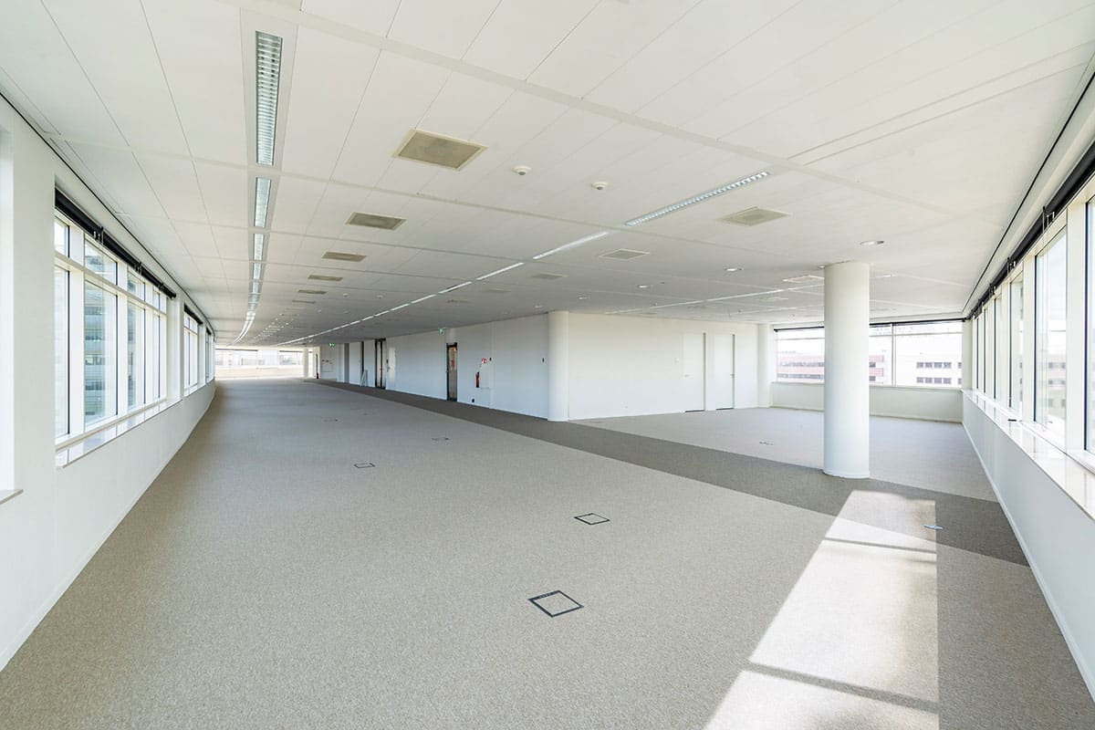 Offene Bürofläche mit viel Tageslicht und Teppichboden im Bright Offices Amsterdam