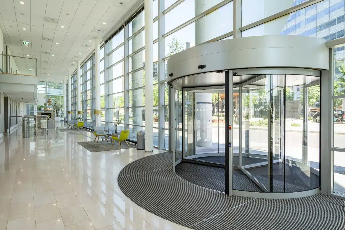 Offener Empfang mit Tresen, Sitzgelegenheiten und hellen Böden im Bright Offices Amsterdam