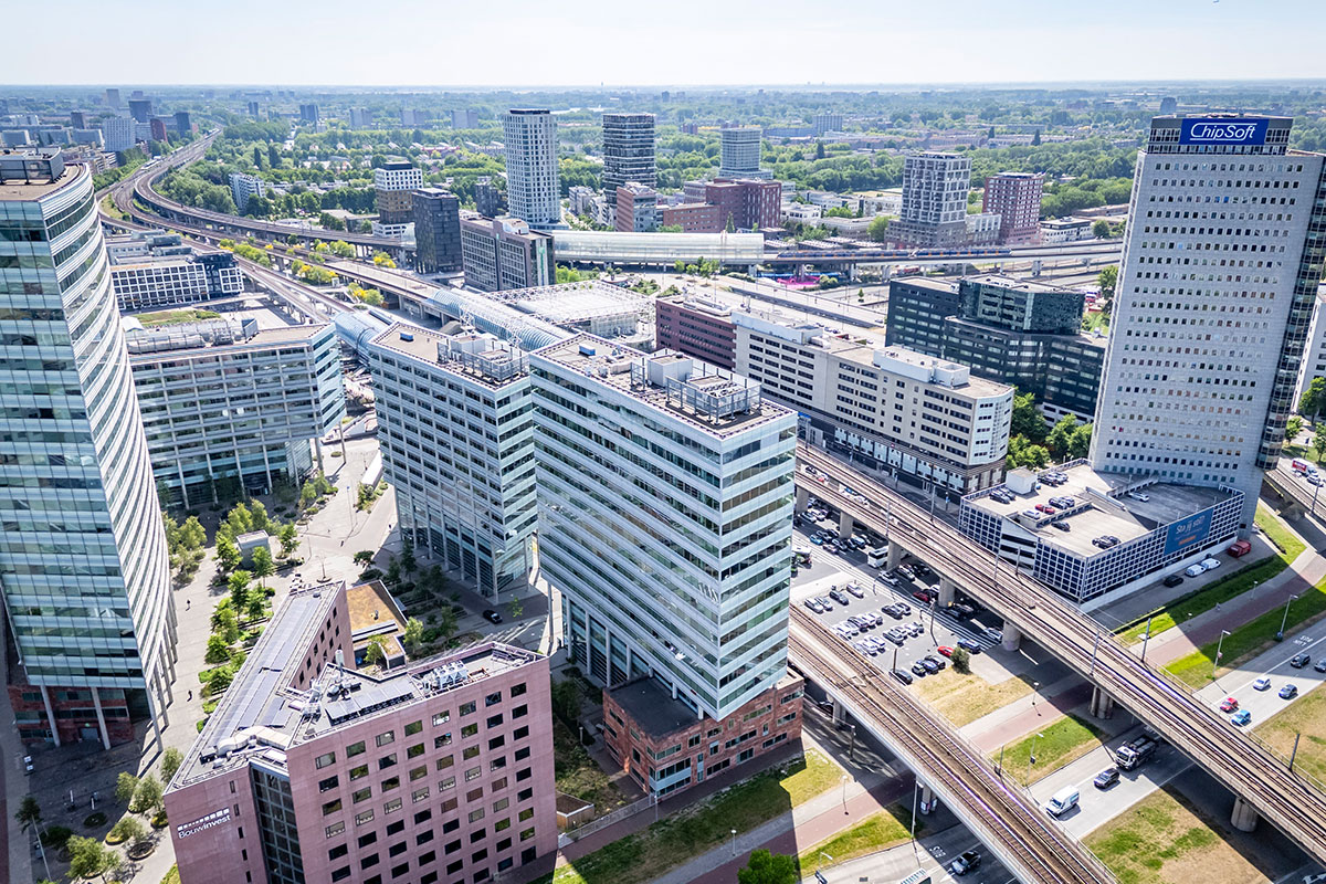 Panorama-Luftbild von Amsterdam Sloterdijk mit Bürogebäuden und Verkehrsanbindung