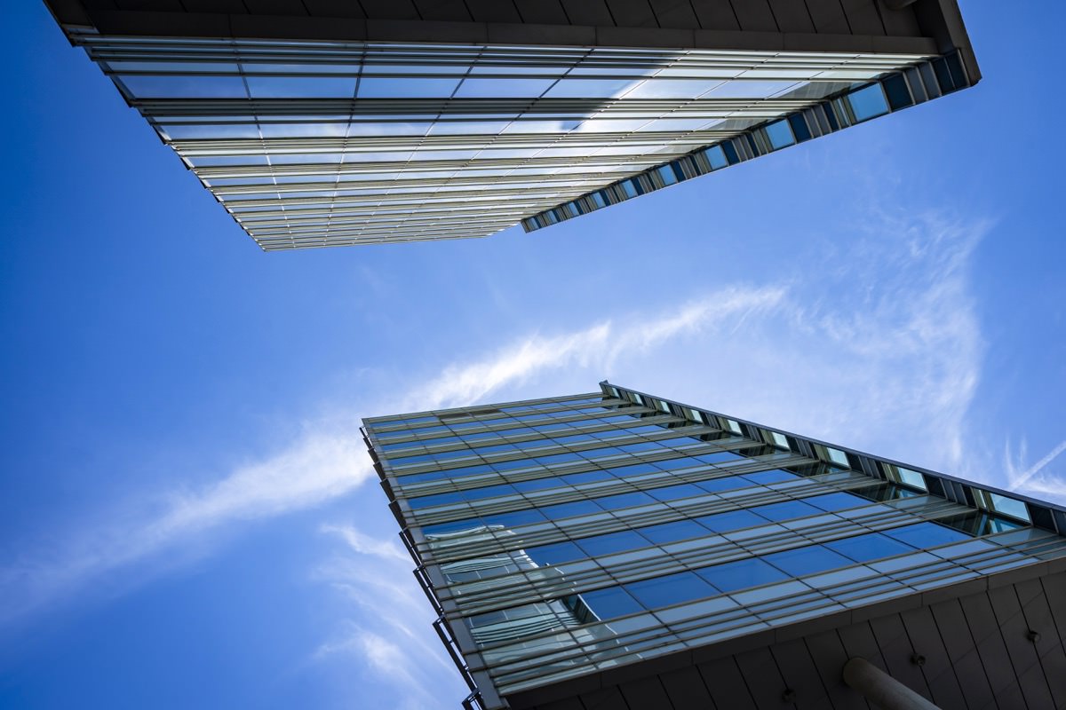 Blick auf die moderne Glasfassade des Bright Offices Amsterdam aus ungewöhnlicher Perspektive
