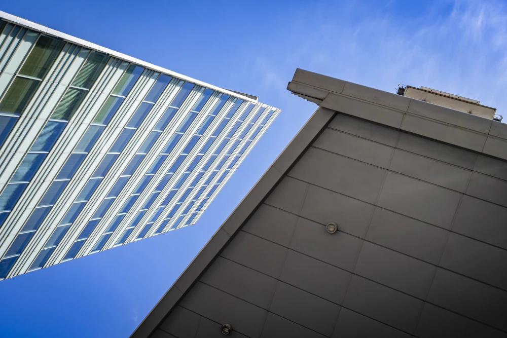 Blick auf die moderne Glasfassade des Bright Offices Amsterdam aus ungewöhnlicher Perspektive