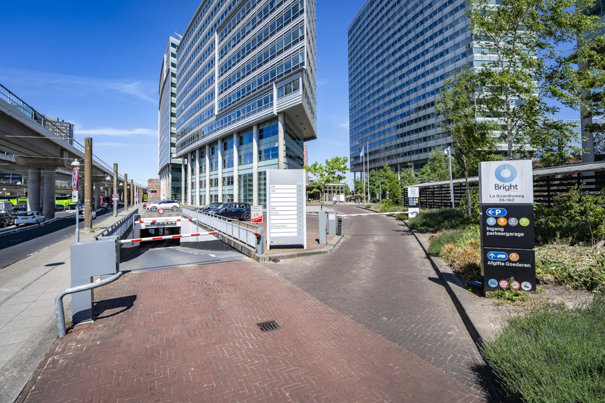 Schranke und Zufahrtsrampe zur Tiefgarage vor dem Bright Offices Amsterdam
