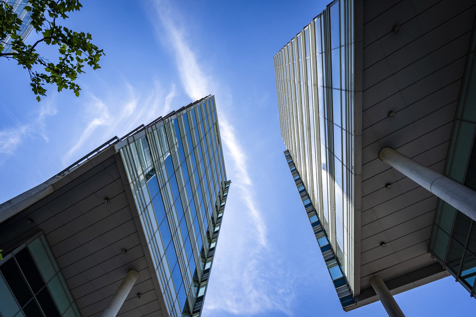 Blick auf die moderne Glasfassade des Bright Offices Amsterdam aus ungewöhnlicher Perspektive