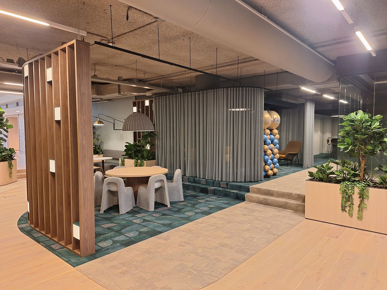 Flexible workspaces and lounge areas at Bright Offices Amsterdam